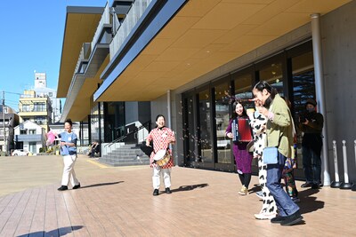 参加型音楽イベント「あつまれ！音の探検隊 in 平塚」より、中央が若鍋久美子。