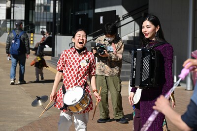 参加型音楽イベント「あつまれ！音の探検隊 in 平塚」より、中央が若鍋久美子。