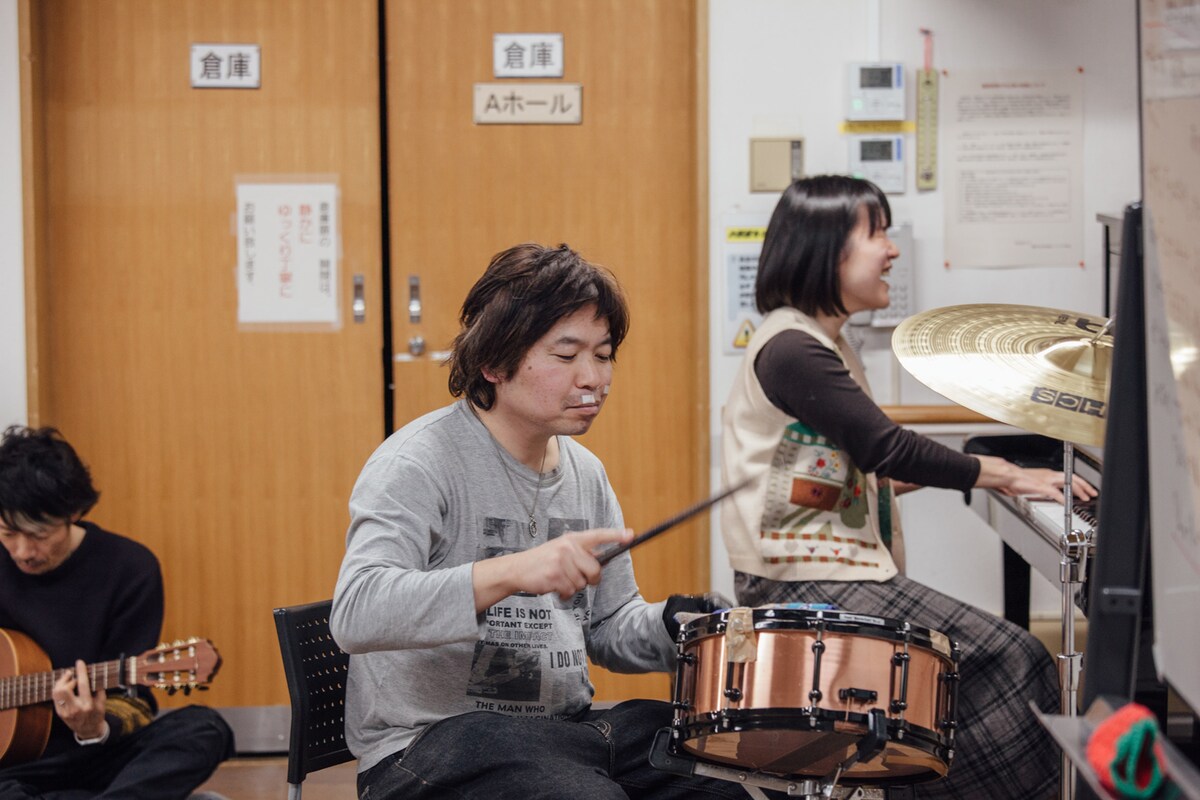 「IKIZAMAミュージックぱーてぃー」に向けたワークショップより、西井夕紀子（右）。