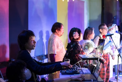 多田淳之介（手前）