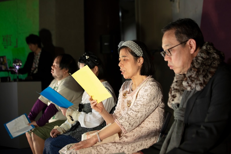 「高島屋の正面玄関まで行かれない」を作詞したえっちゃん（右から2番目）。