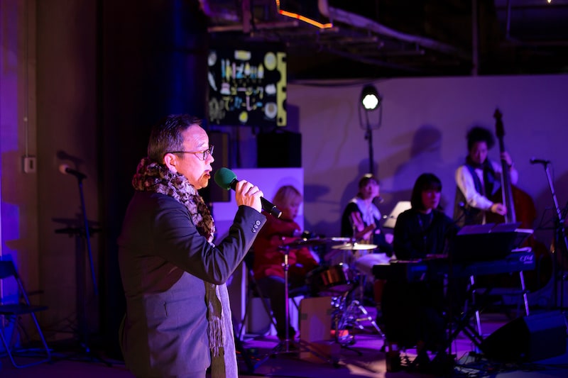 「餃子の歌」を作詞したシェーン（手前）。