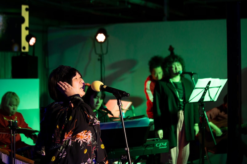 歌唱するりっちゃん（左）。