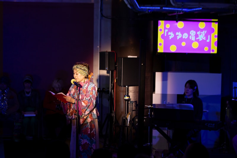 「ゆゆの胃袋」を作詞したゆゆ（左）。