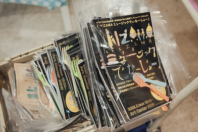 チラシと共に、プラスチック製のスプーンとフォークが観客に配布された。