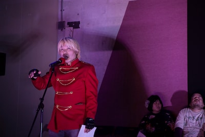 歌唱する株式会社マルティネス（左）。