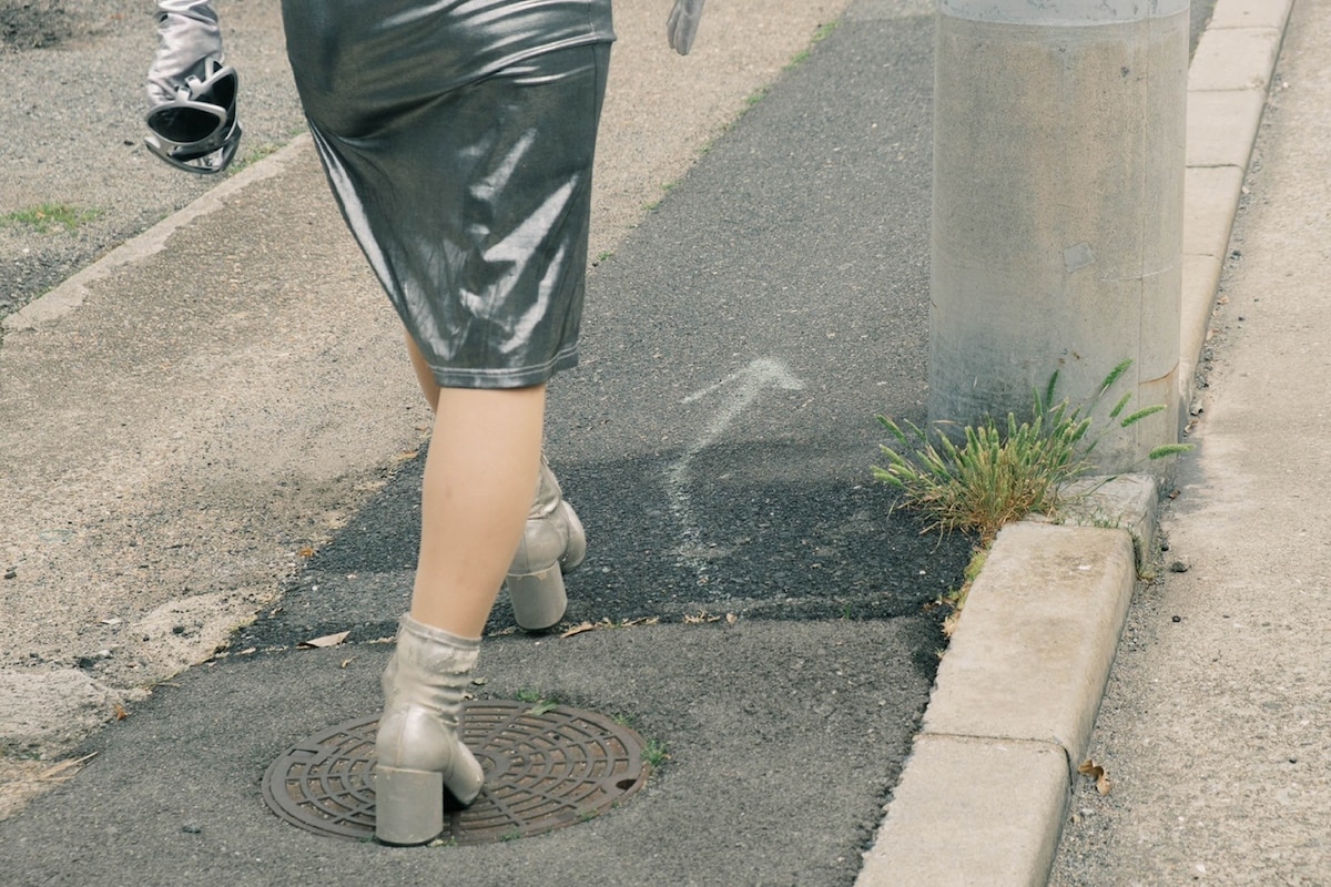 中間アヤカ「Hello, I'm Your New Neighbor.／こんにちは、今日からお隣さんです。＜翔んで京都編＞」ビジュアル ©阪下滉成