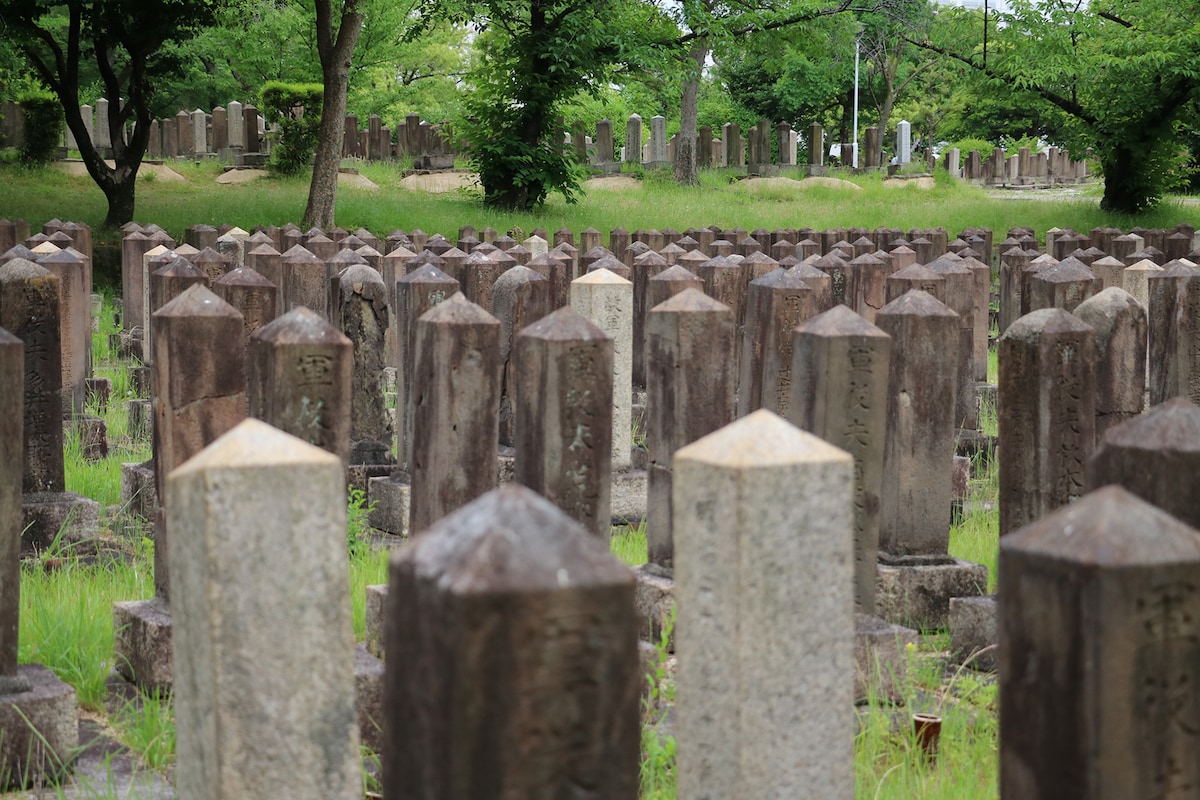 筒井潤「墓地の上演」ビジュアル