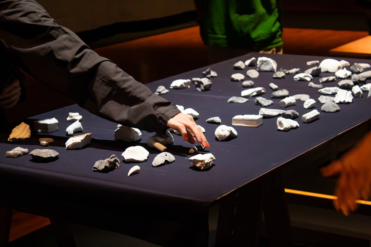 黒田大スケ「学校のゆうれい」より。（撮影：續木光 / 提供：KYOTO EXPERIMENT）