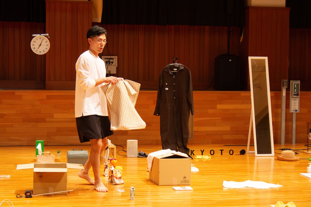 福井裕孝「インテリア」より。（撮影：續木光 / 提供：KYOTO EXPERIMENT）