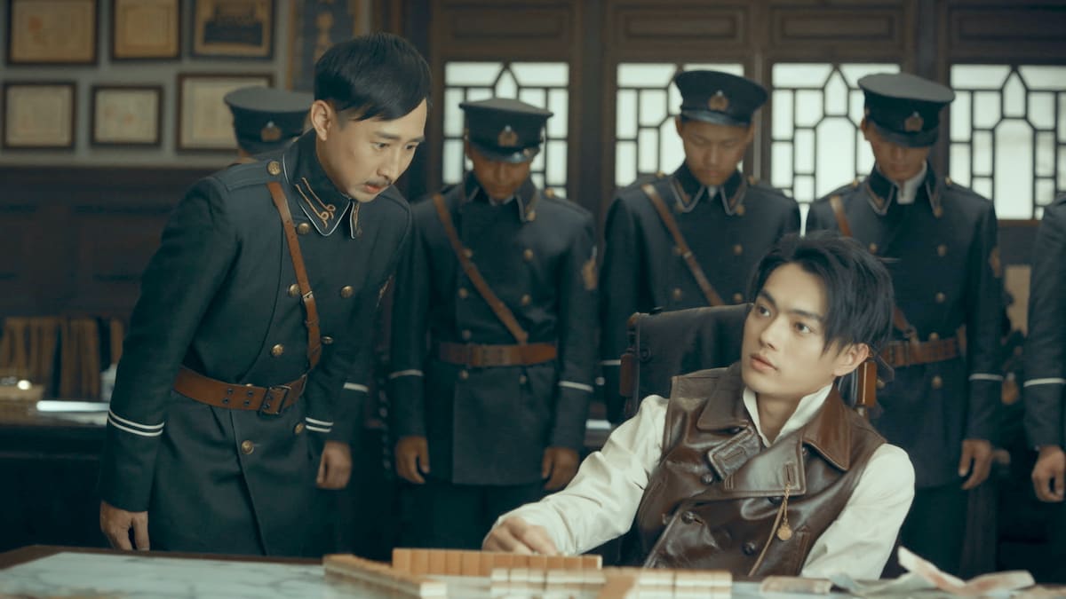 「烈火士官学校 ～ステキ男子とイケメン女子」より、シュー・カイ演じる顧燕幀（前列右）。