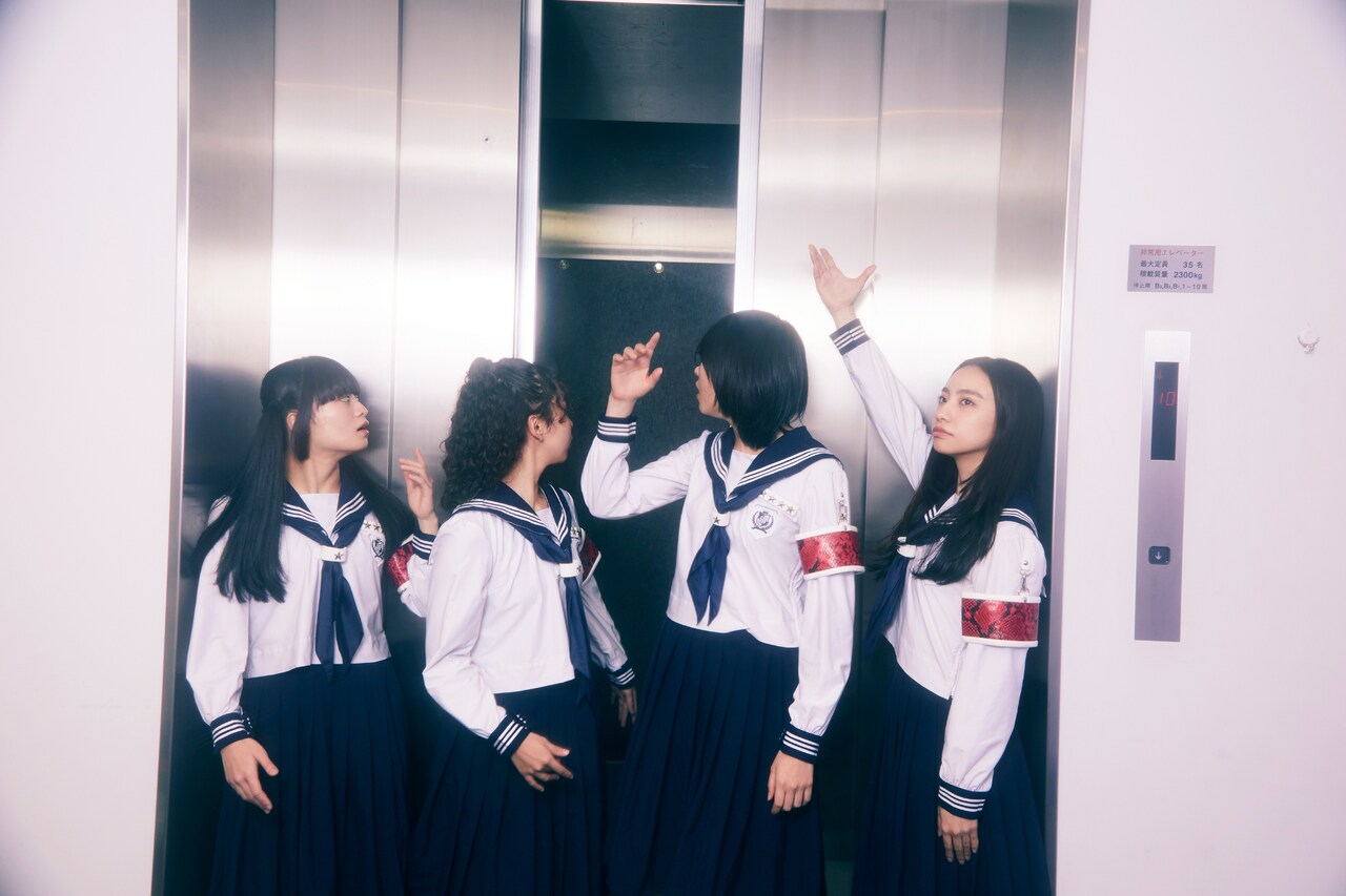 SUZUKA ]A賞 新しい学校のリーダーズ 直筆サイン入り アクリルパネル