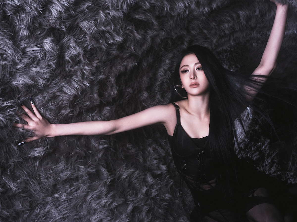 HUH YUNJIN (P)&(C) SOURCE MUSIC