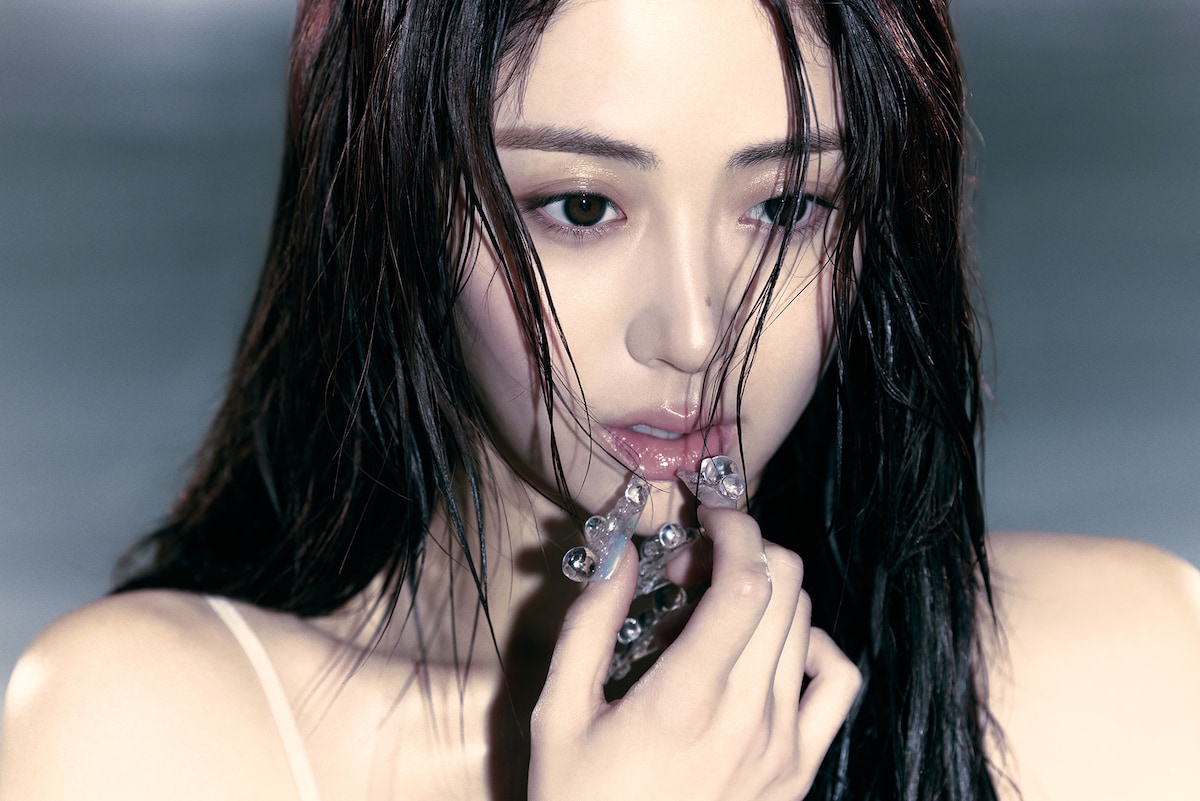 HUH YUNJIN (P)&(C) SOURCE MUSIC