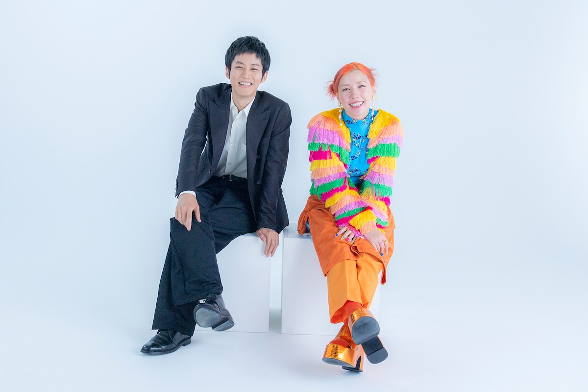 左から松坂桃李、仲里依紗。