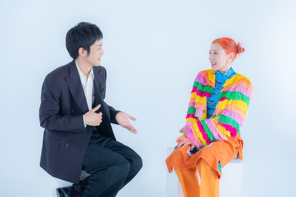 左から松坂桃李、仲里依紗。