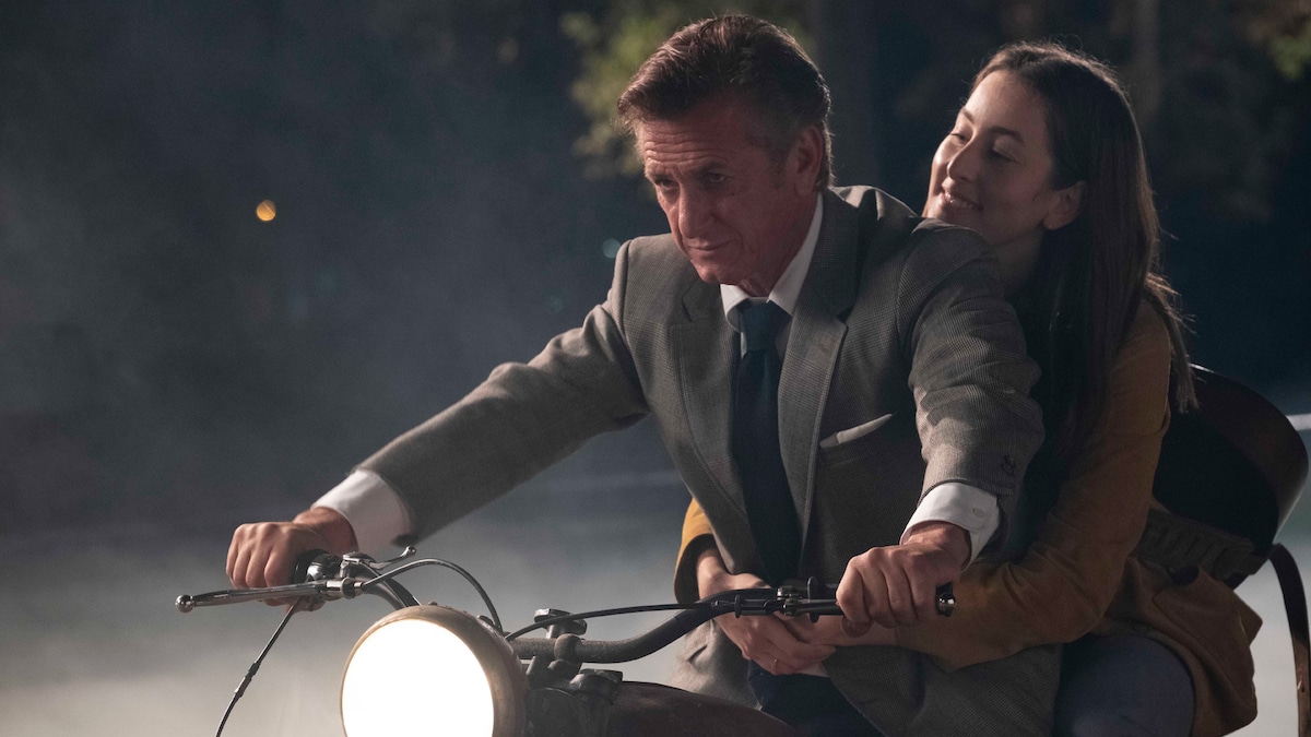 「リコリス・ピザ」より、ショーン・ペン演じるジャック・ホールデン（左）とアラナ・ハイム演じるアラナ（右）。