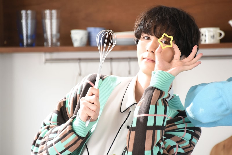 クッキー型でカメラを覗き込む高岡ミロ。