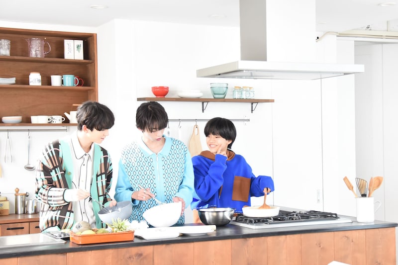 お菓子作りに挑戦する高岡ミロ、近藤駿太、武田創世（左から）。