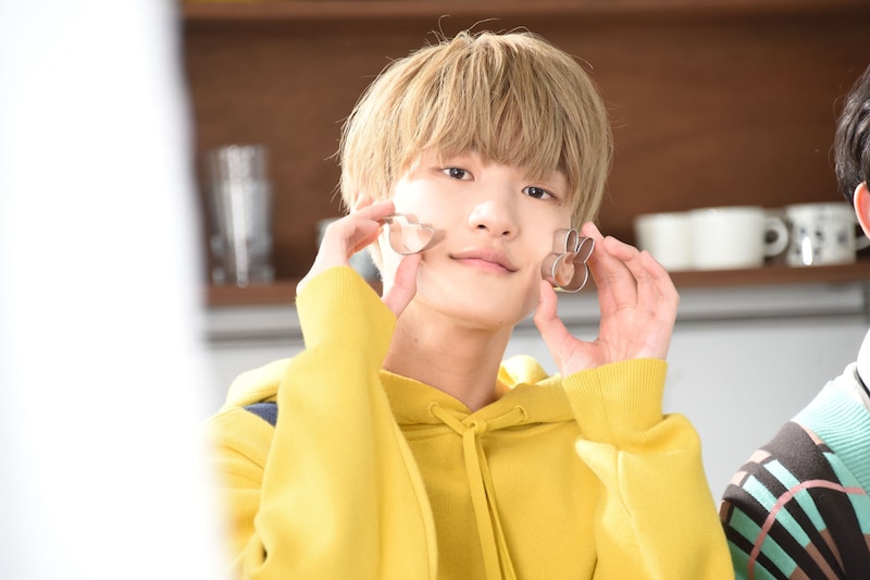 撮影の合間にカメラを見つけた芳賀柊斗。