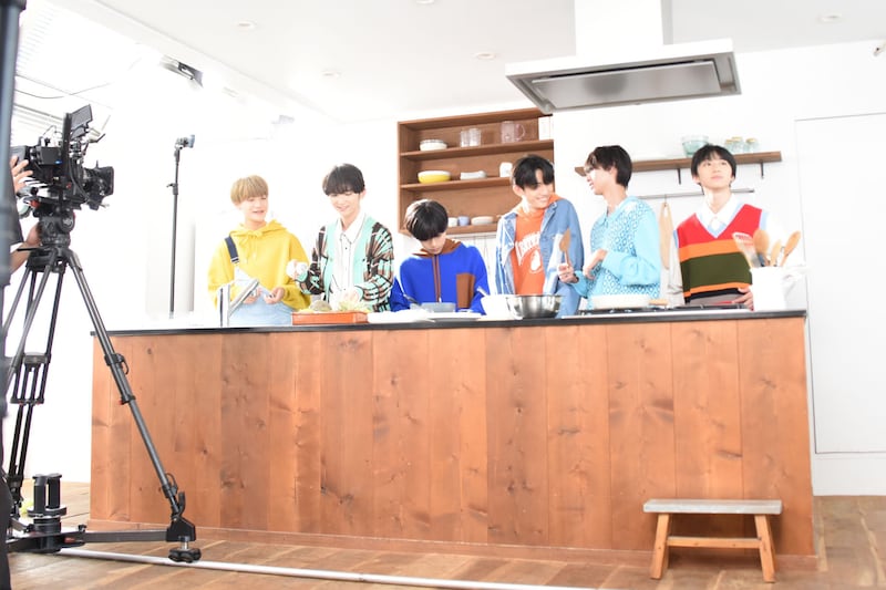 お菓子作りのシーンの撮影の様子。