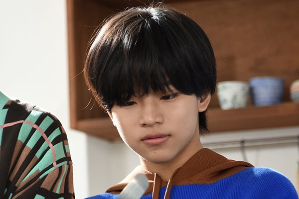 卵を手にする武田創世。