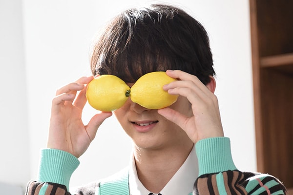レモンを目に当てる高岡ミロ。
