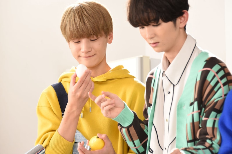 苦手な卵をじっと見つめる芳賀柊斗（左）。