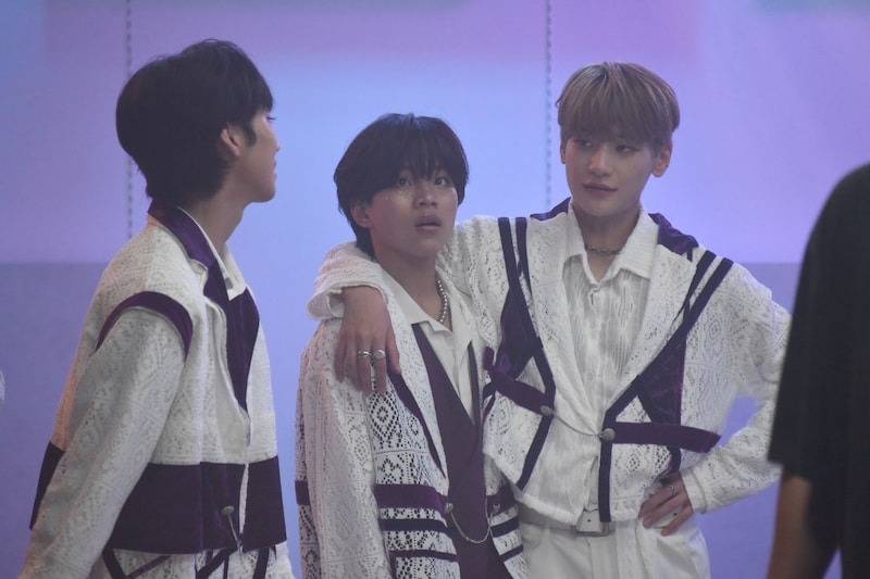 室内でのダンスシーン撮影。スタンバイをするメンバー。