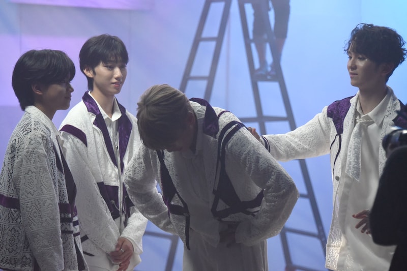 高岡ミロに気合い入れをしてもらう芳賀柊斗。