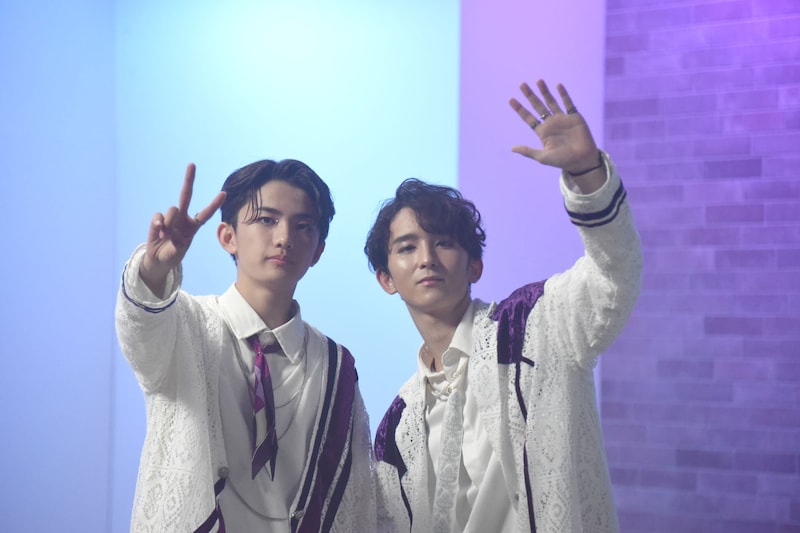 カメラに気付いた高桑真之と高岡ミロ。