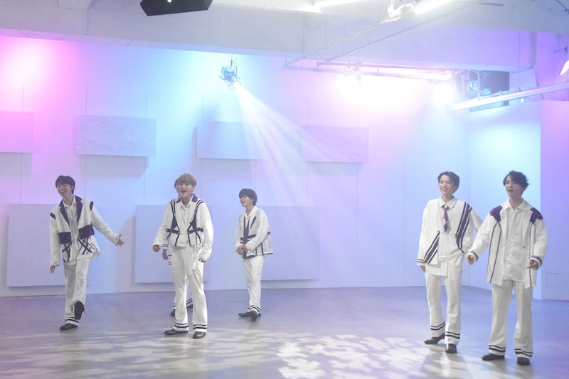 撮影の合間に盛り上がるLienel。