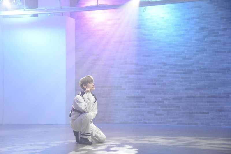 撮影の合間、静かに佇む芳賀柊斗。