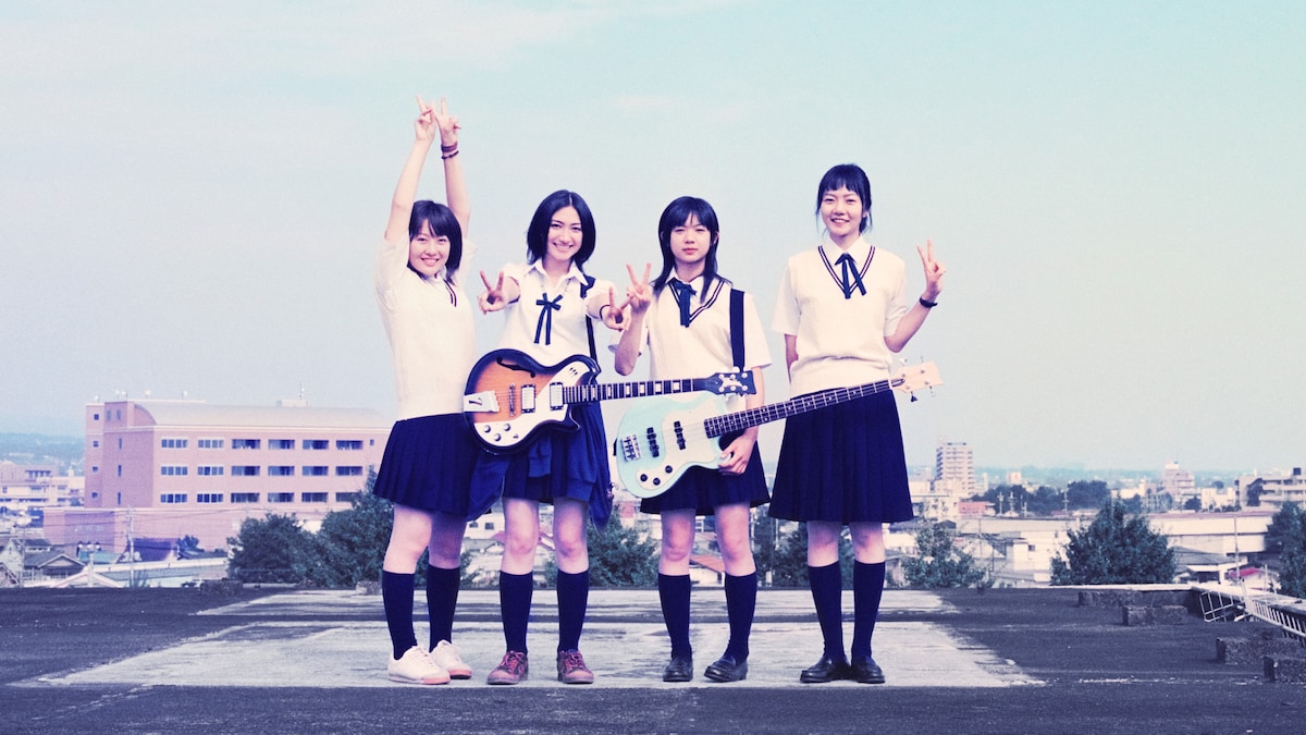 「リンダ リンダ リンダ 4K」場面写真。左から前田亜季演じる山田響子、香椎由宇演じる立花恵、関根史織演じる白河望、ペ・ドゥナ演じるソン