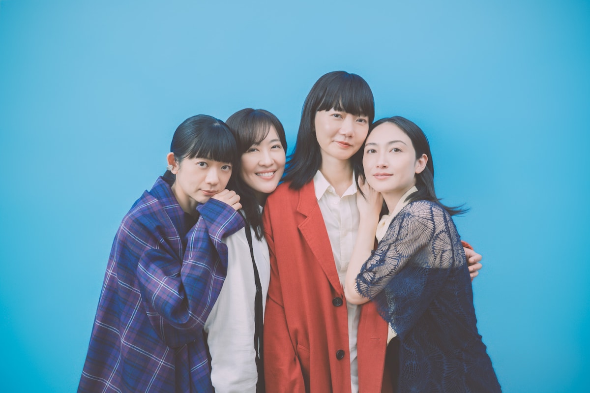 左から関根史織、前田亜季、ペ・ドゥナ、香椎由宇