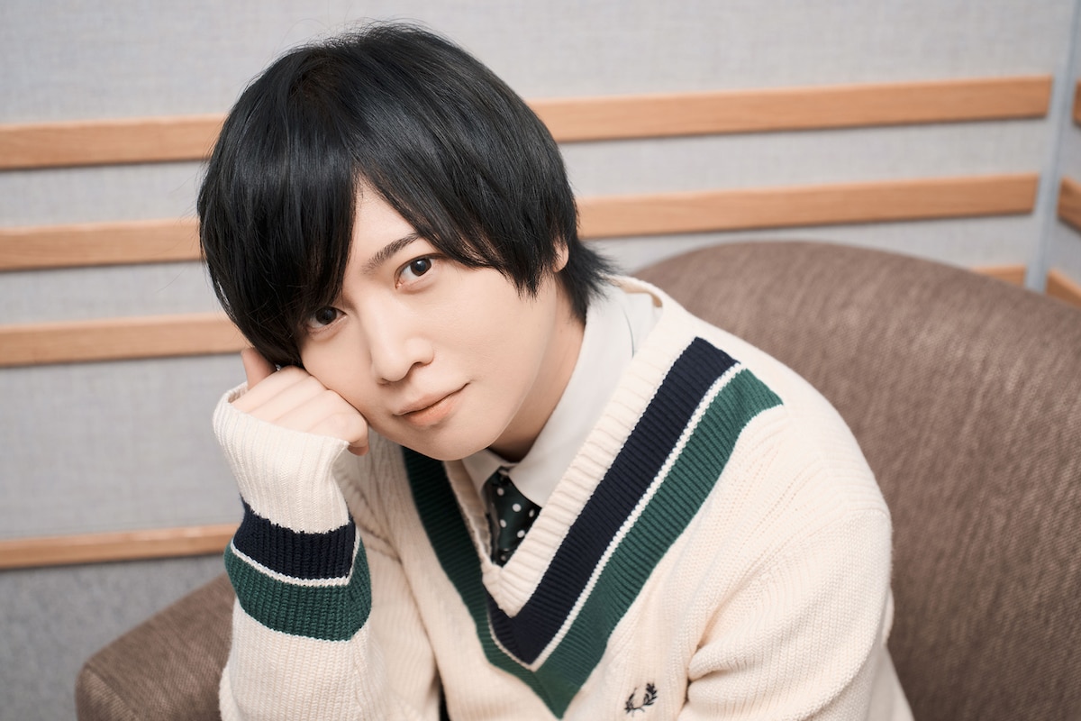 斉藤壮馬。「入学傭兵」の学園の雰囲気に合わせ、制服をイメージした衣装で撮影に応じてくれた。