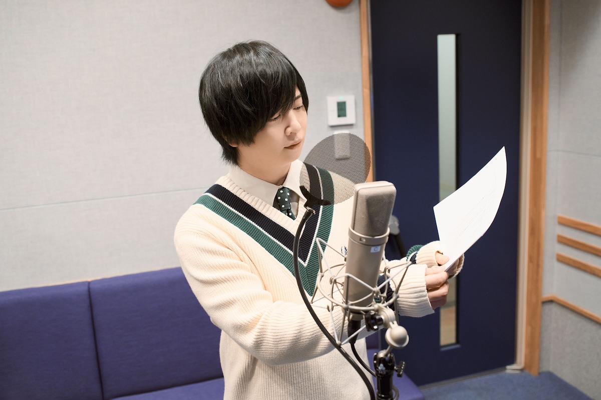 アフレコに臨む斉藤壮馬。