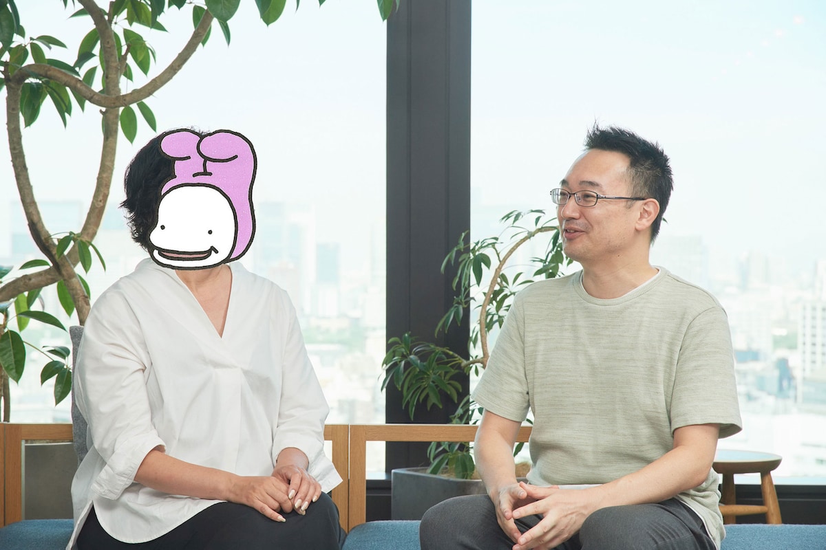 左からおかざき真里、小林俊一。