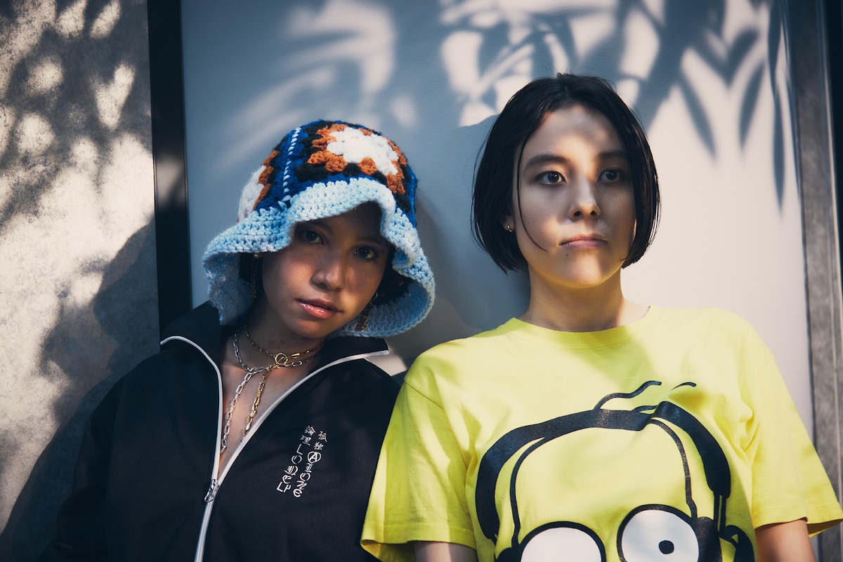 左からLISACHRIS、Maika Loubté。