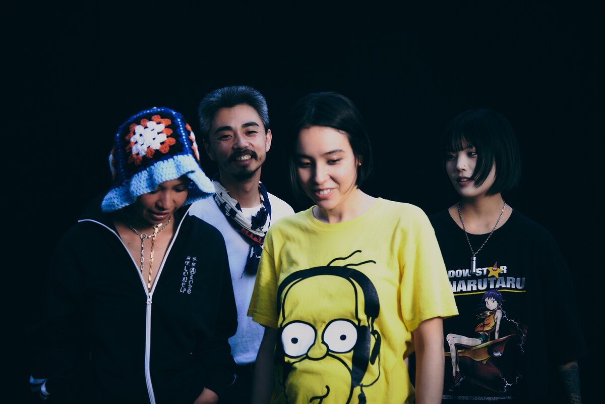 左からLISACHRIS、鎮座DOPENESS、Maika Loubté、lIlI。