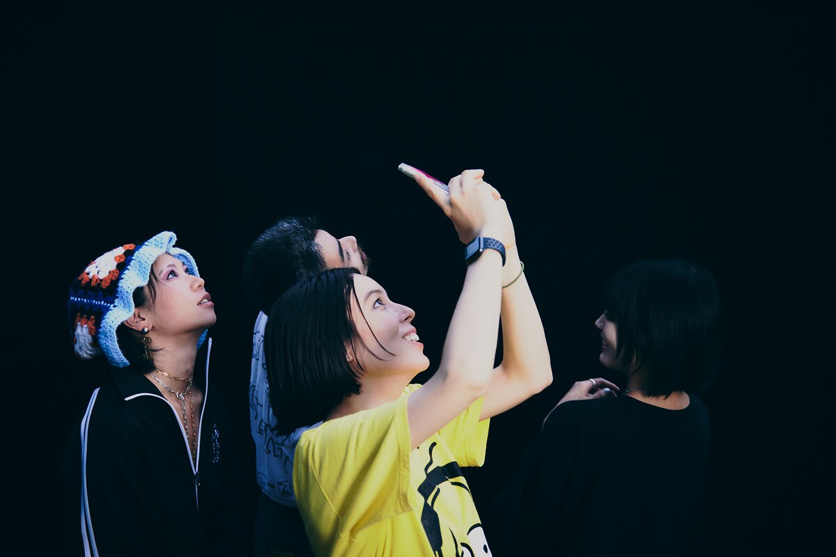 左からLISACHRIS、鎮座DOPENESS、Maika Loubté、lIlI。