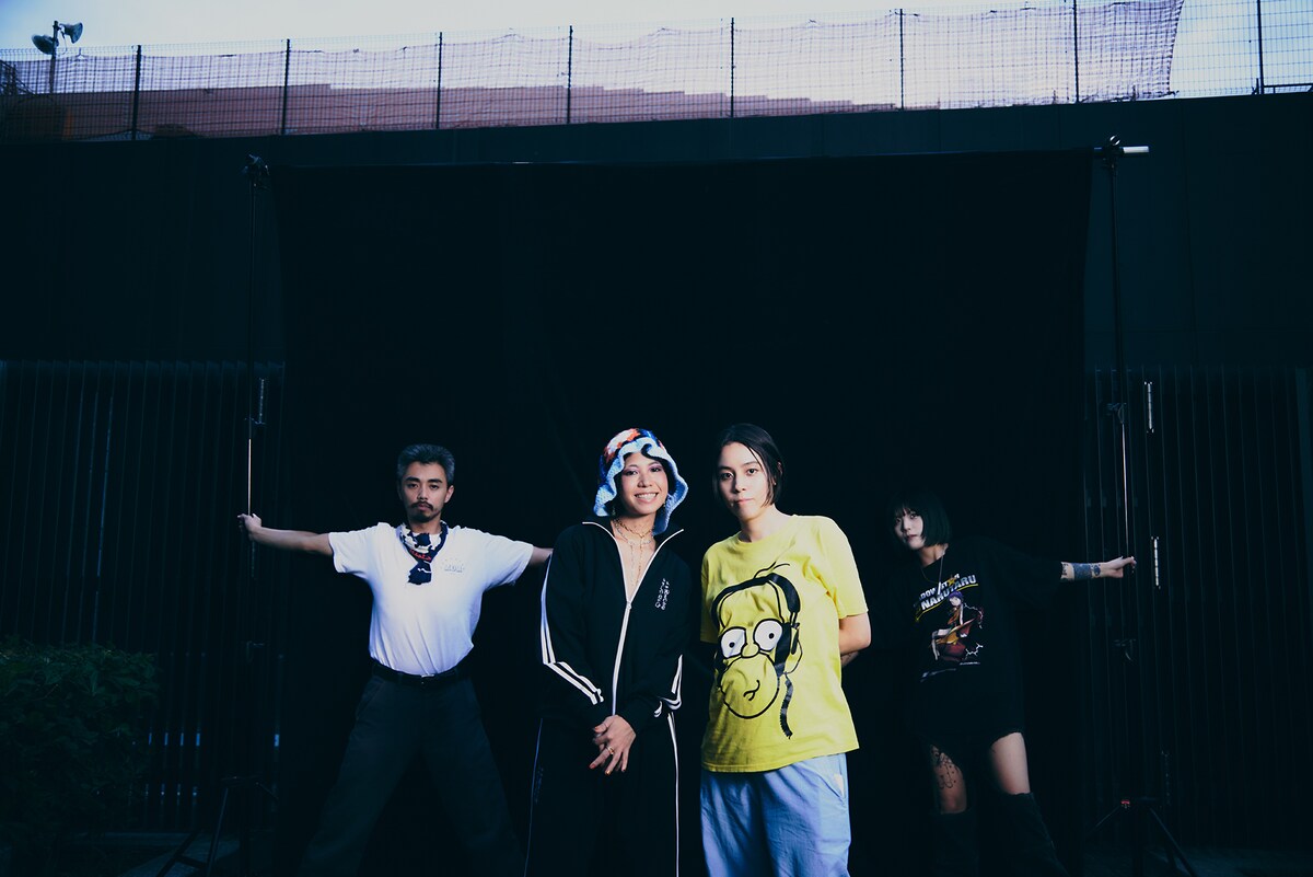 左から鎮座DOPENESS、LISACHRIS、Maika Loubté、lIlI。