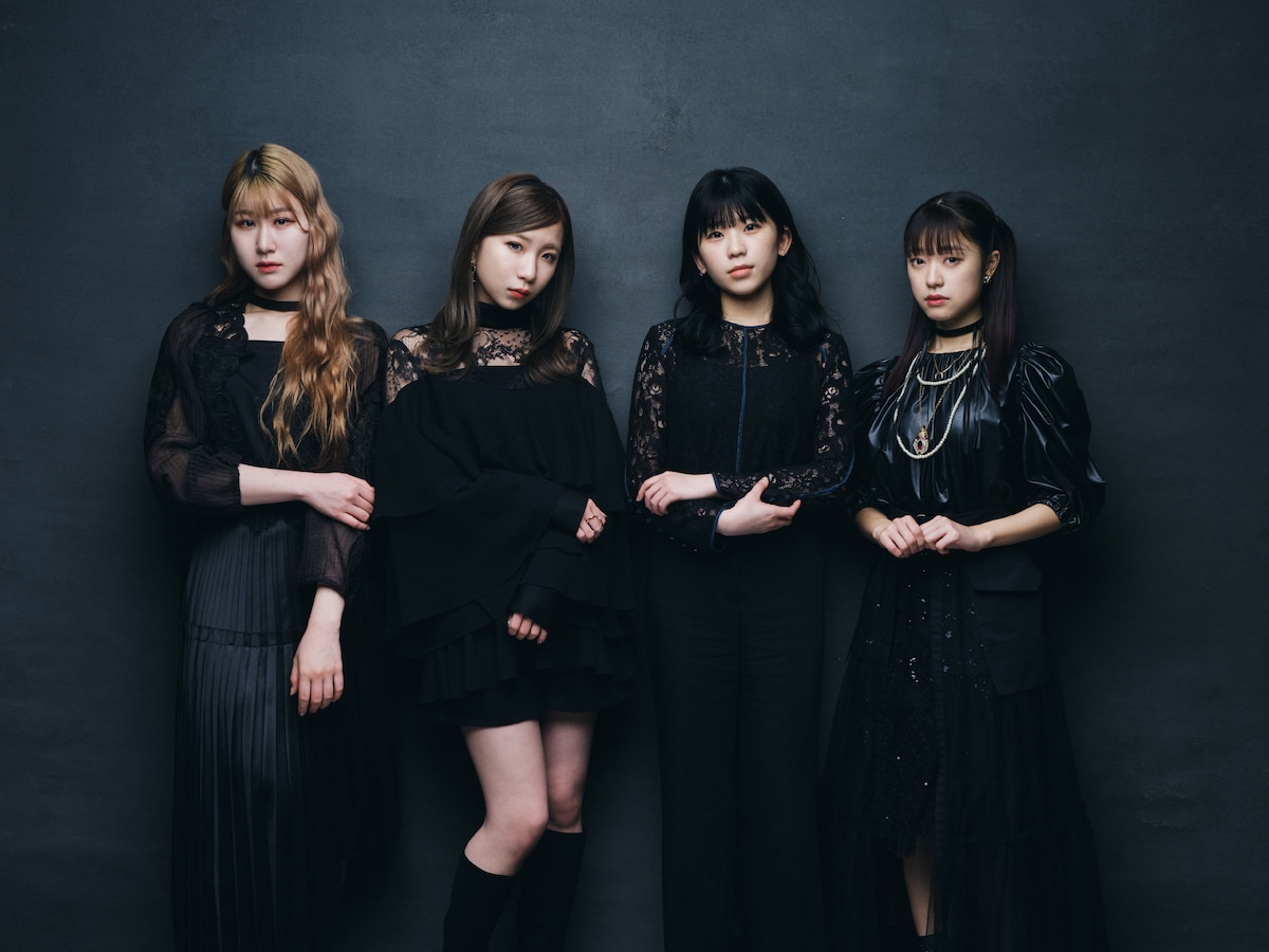 左からかれん、MAYU、manaka、アサヒ。