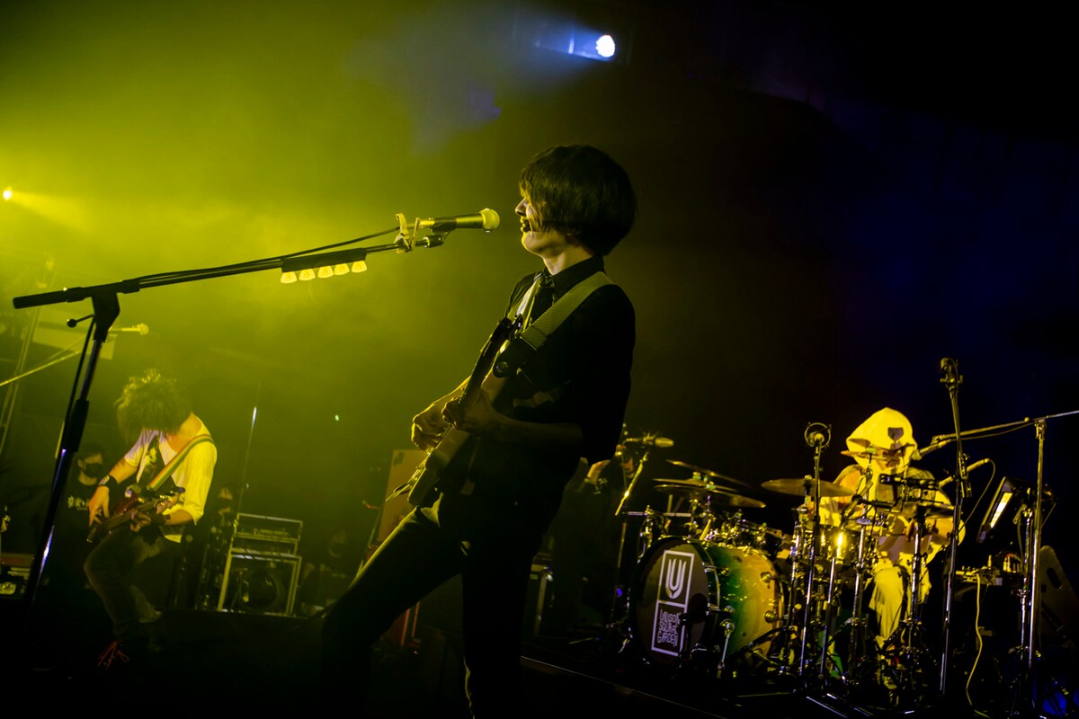 「音楽と行こう by au 5G LIVE UNISON SQUARE GARDEN」の様子。（Photo by Viola Kam［V'z Twinkle］）