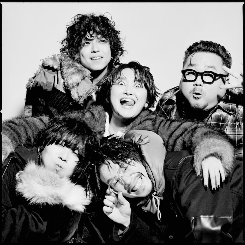 礼賛。左端が川谷絵音。