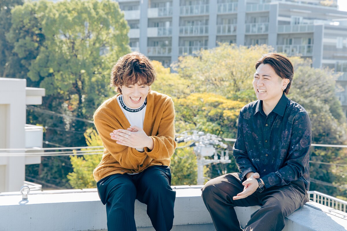 左から真田佑馬（G / 7ORDER）、服部栞汰（G / SHE'S）。