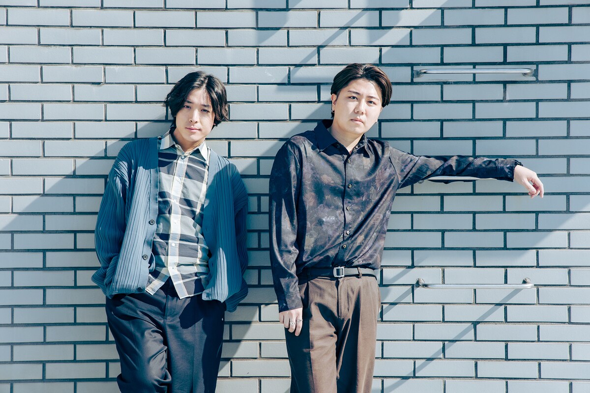 左から井上竜馬（Vo, Key / SHE'S）、服部栞汰（G / SHE'S）。