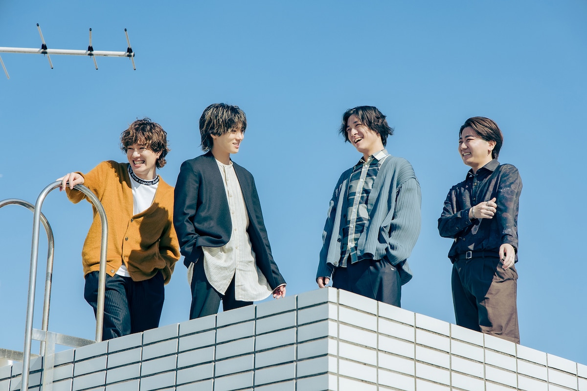 左から真田佑馬（G / 7ORDER）、安井謙太郎（Vo / 7ORDER）、井上竜馬（Vo, Key / SHE'S）、服部栞汰（G / SHE'S）。
