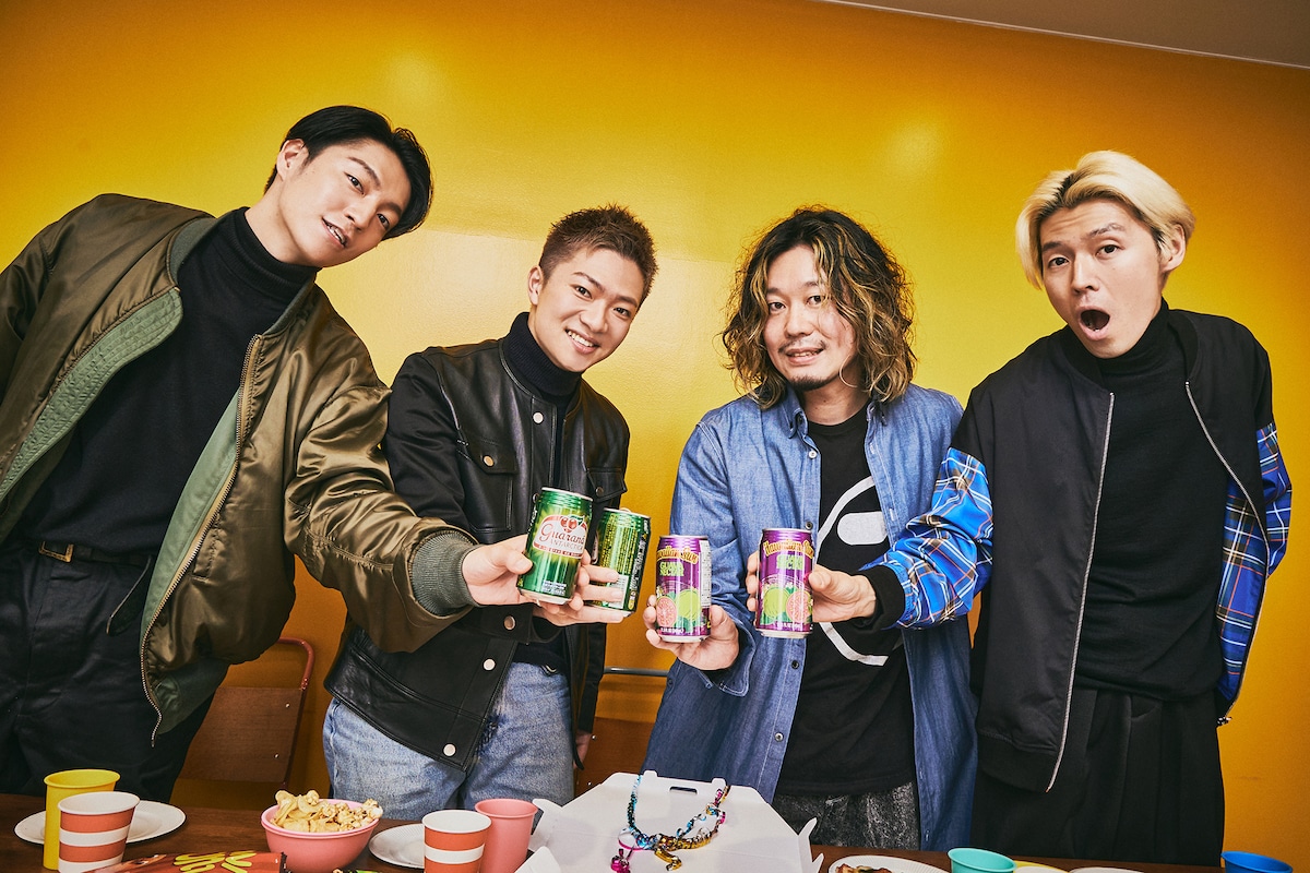 左から森田美勇人（B / 7ORDER）、諸星翔希（Sax / 7ORDER）、石毛輝（Vo, G, Syn / the telephones）、岡本伸明（Syn, Cowbell, Shriek, Cho / the telephones）。