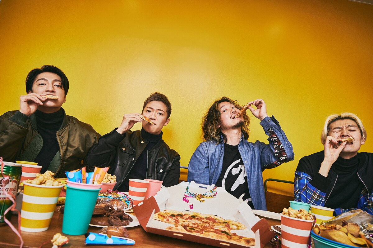 左から森田美勇人（B / 7ORDER）、諸星翔希（Sax / 7ORDER）、石毛輝（Vo, G, Syn / the telephones）、岡本伸明（Syn, Cowbell, Shriek, Cho / the telephones）。